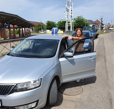 - Gratulálunk a sikeres gyakorlati vizsgádhoz, ezután már önállóan, egyedül sok-sok balesetmentes kilométer kívánunk.