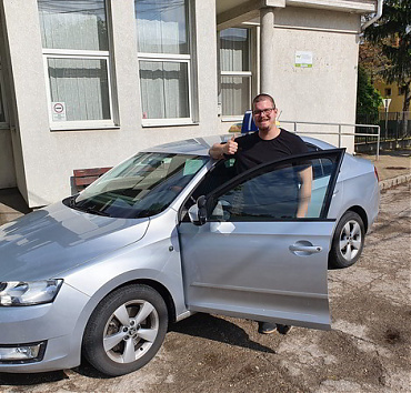 - Gratulálunk a sikeres forgalmi vizsgádhoz. No és ez mind elsőre.