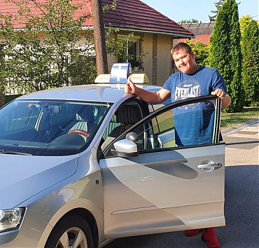 - Balesetmentes vezetést kívánunk.